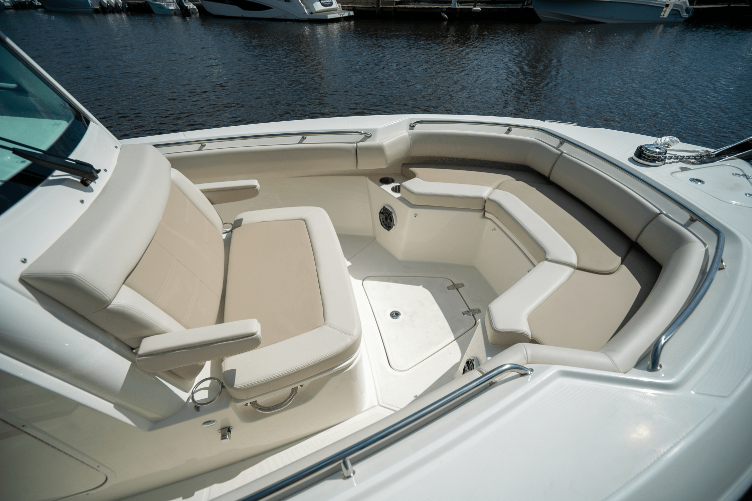 Slide: The Image of Boston Whaler 250 Outrage 2025 - 17