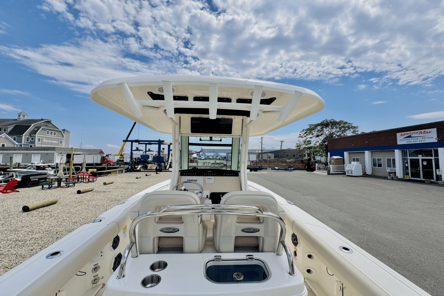 Slide: The Image of Boston Whaler 250 Outrage 2025 - 17