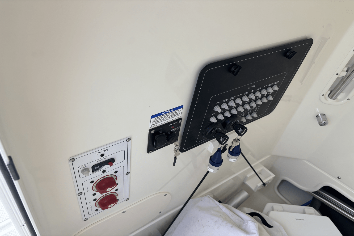 Slide: The Image of Boston Whaler 250 Outrage 2025 - 18