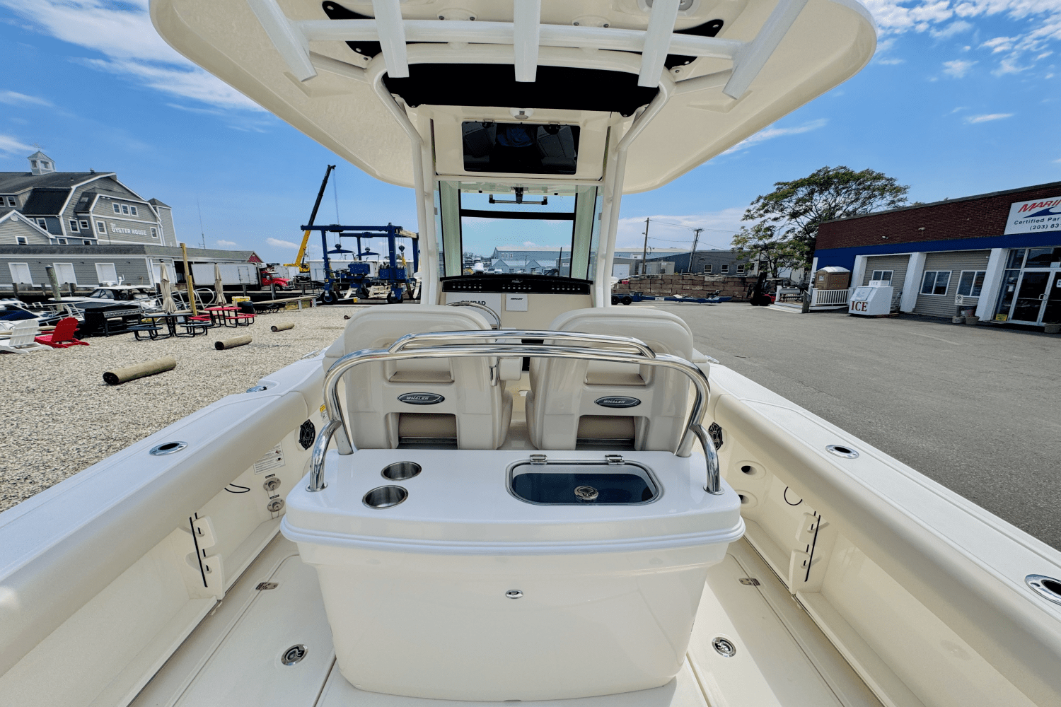 Slide: The Image of Boston Whaler 250 Outrage 2025 - 18