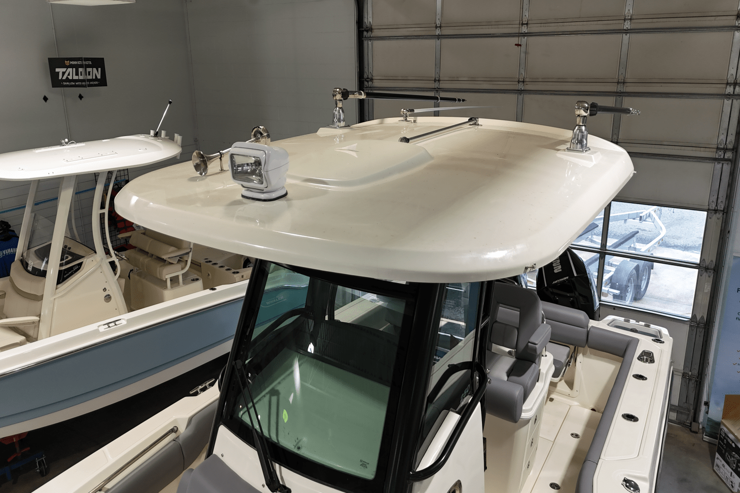 Slide: The Image of Boston Whaler 250 Outrage 2025 - 18