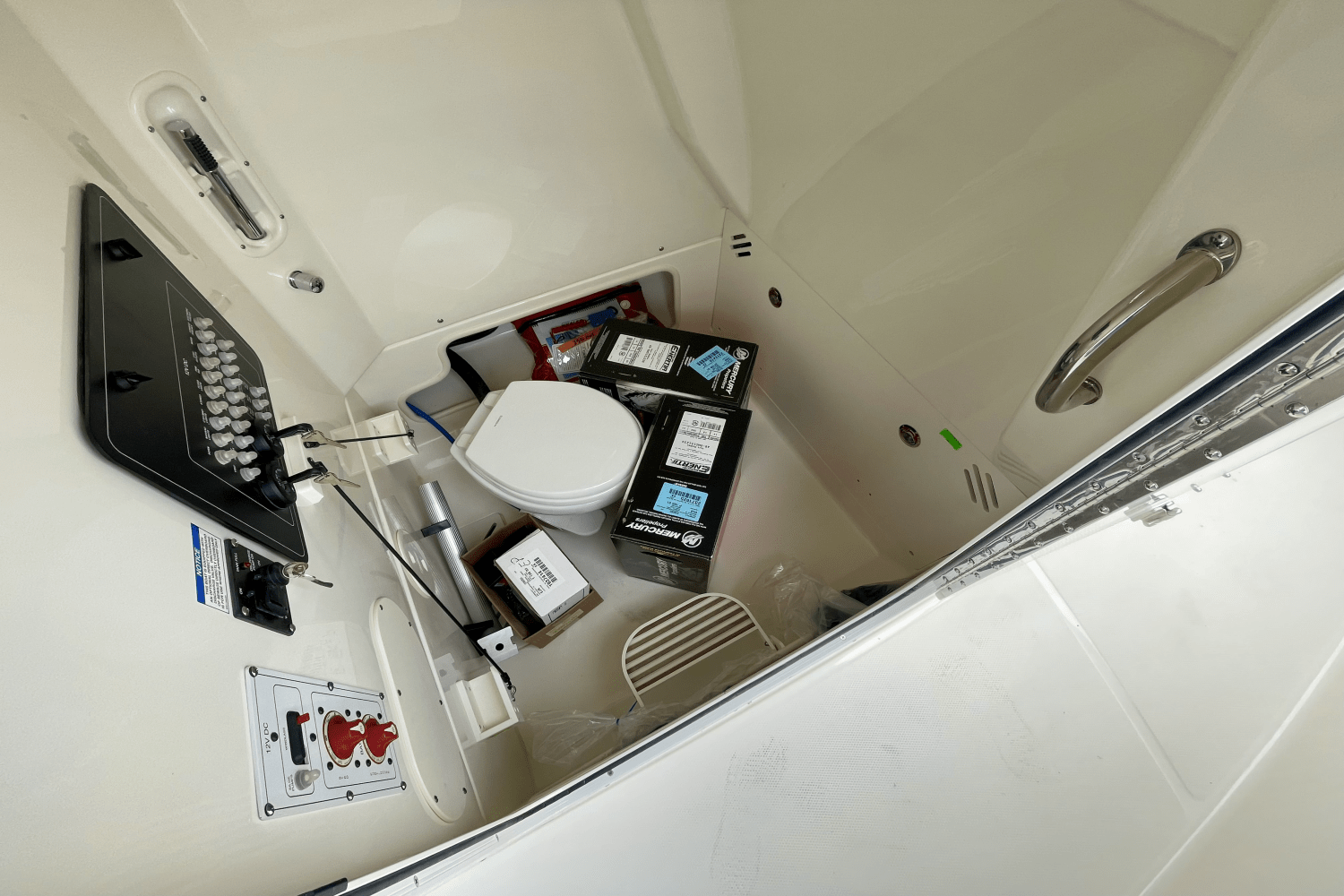 Slide: The Image of Boston Whaler 250 Outrage 2025 - 18