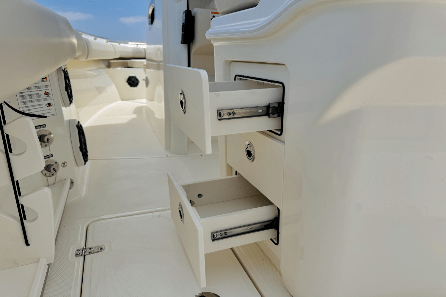 Slide: The Image of Boston Whaler 250 Outrage 2025 - 19