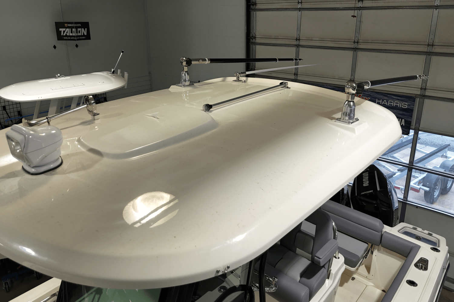 Slide: The Image of Boston Whaler 250 Outrage 2025 - 19