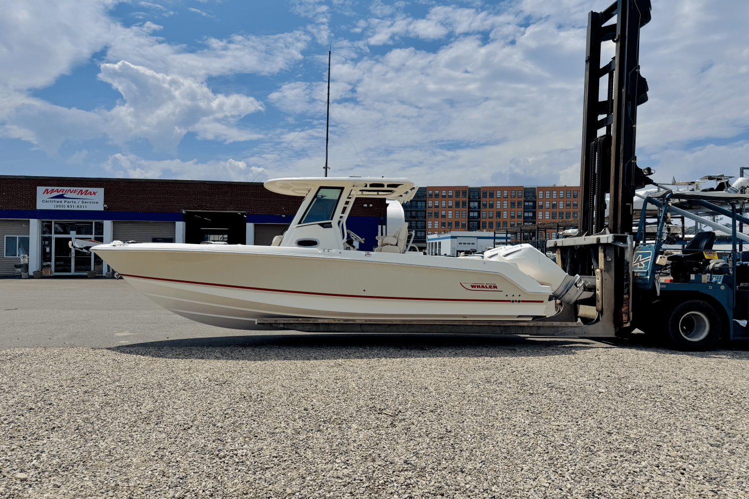Slide: The Image of Boston Whaler 250 Outrage 2025 - 2