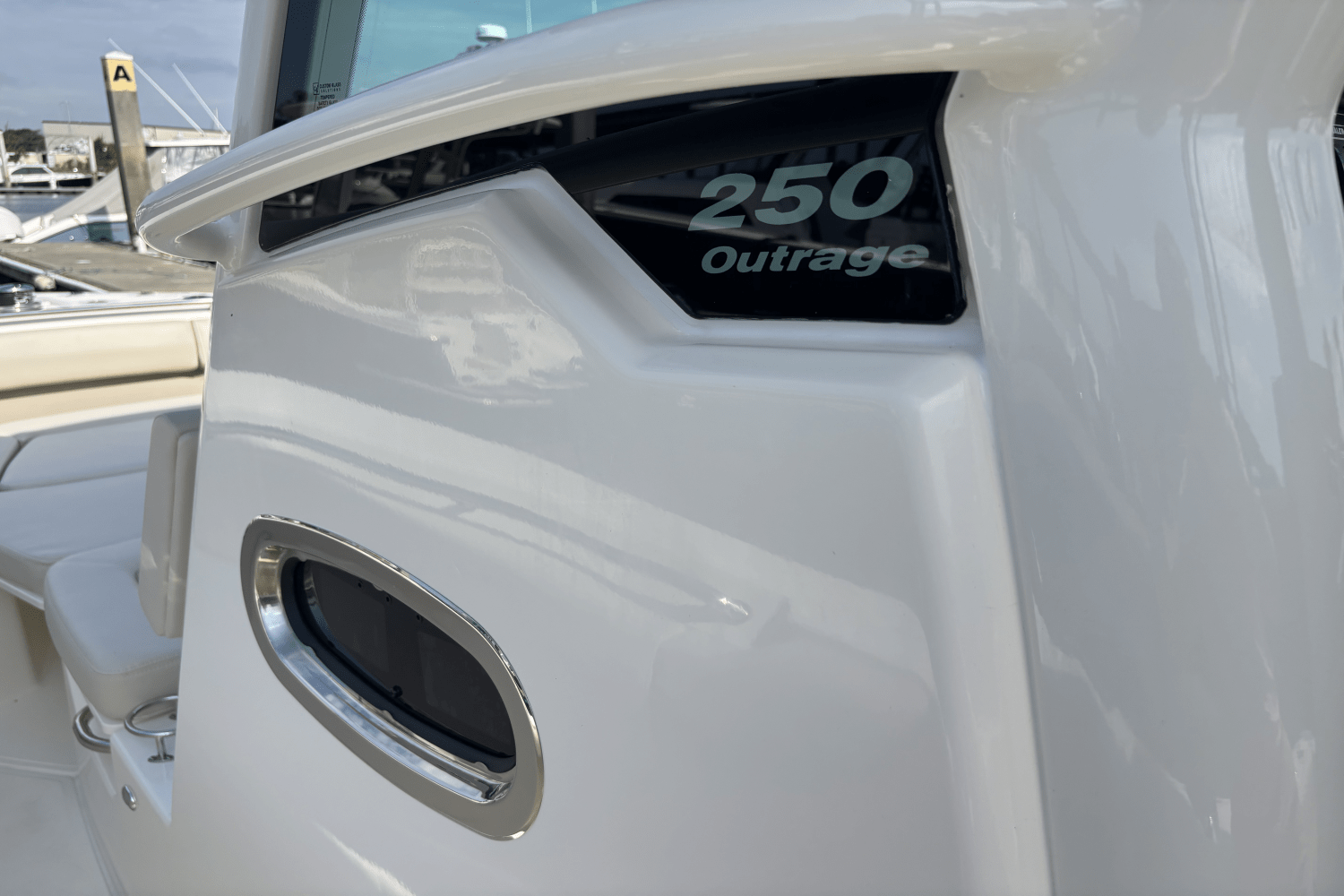 Slide: The Image of Boston Whaler 250 Outrage 2025 - 21