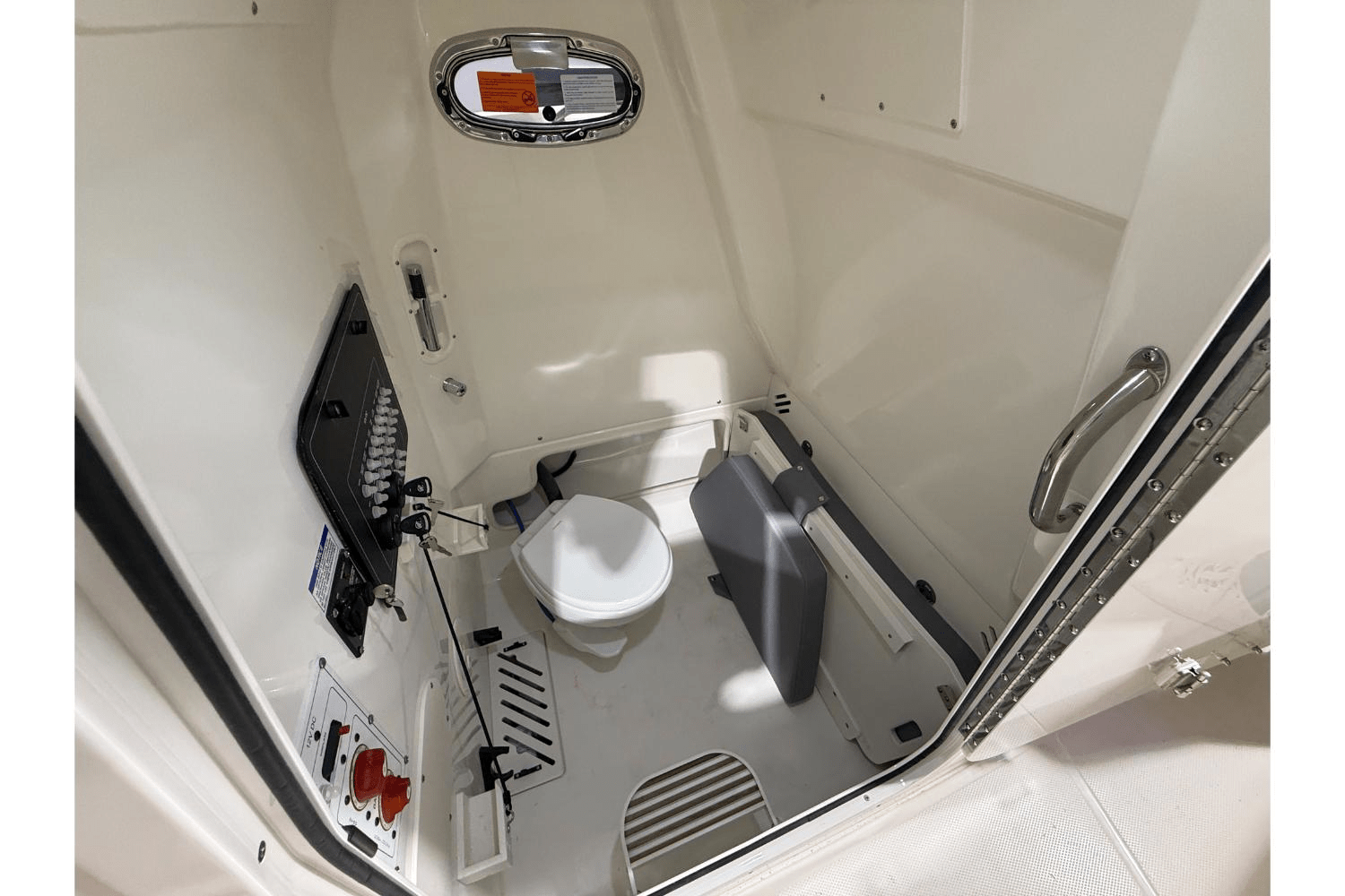 Slide: The Image of Boston Whaler 250 Outrage 2025 - 21
