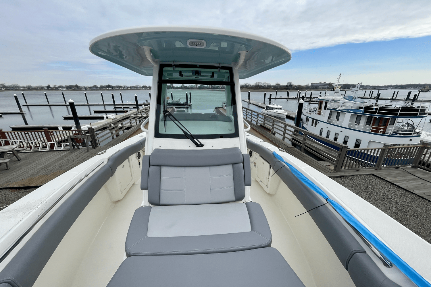 Slide: The Image of Boston Whaler 250 Outrage 2025 - 21