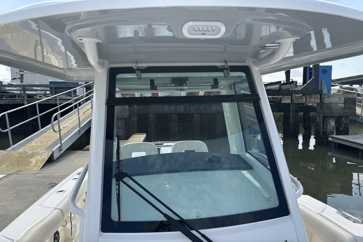 Slide: The Image of Boston Whaler 250 Outrage 2025 - 22