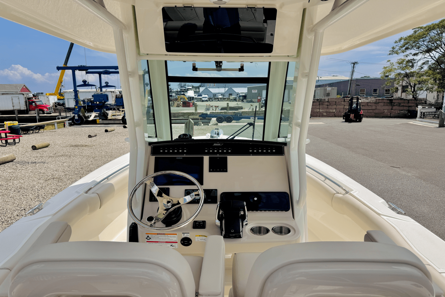Slide: The Image of Boston Whaler 250 Outrage 2025 - 22