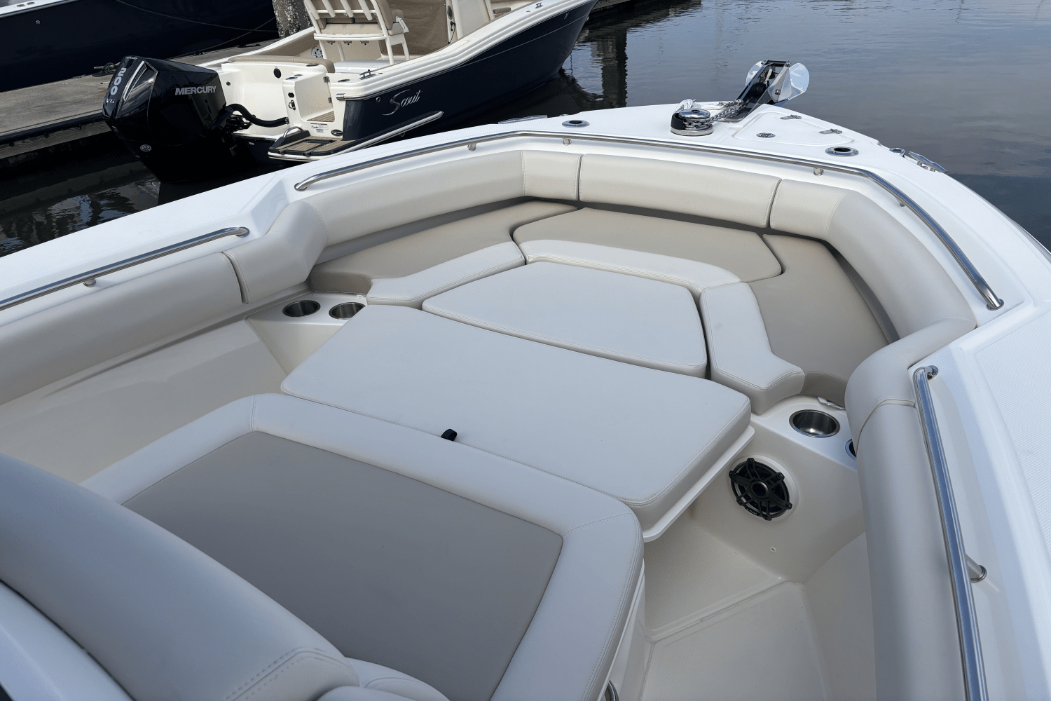 Slide: The Image of Boston Whaler 250 Outrage 2025 - 23