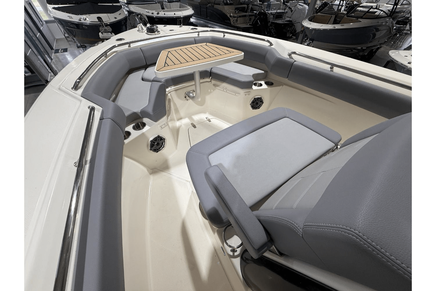 Slide: The Image of Boston Whaler 250 Outrage 2025 - 24