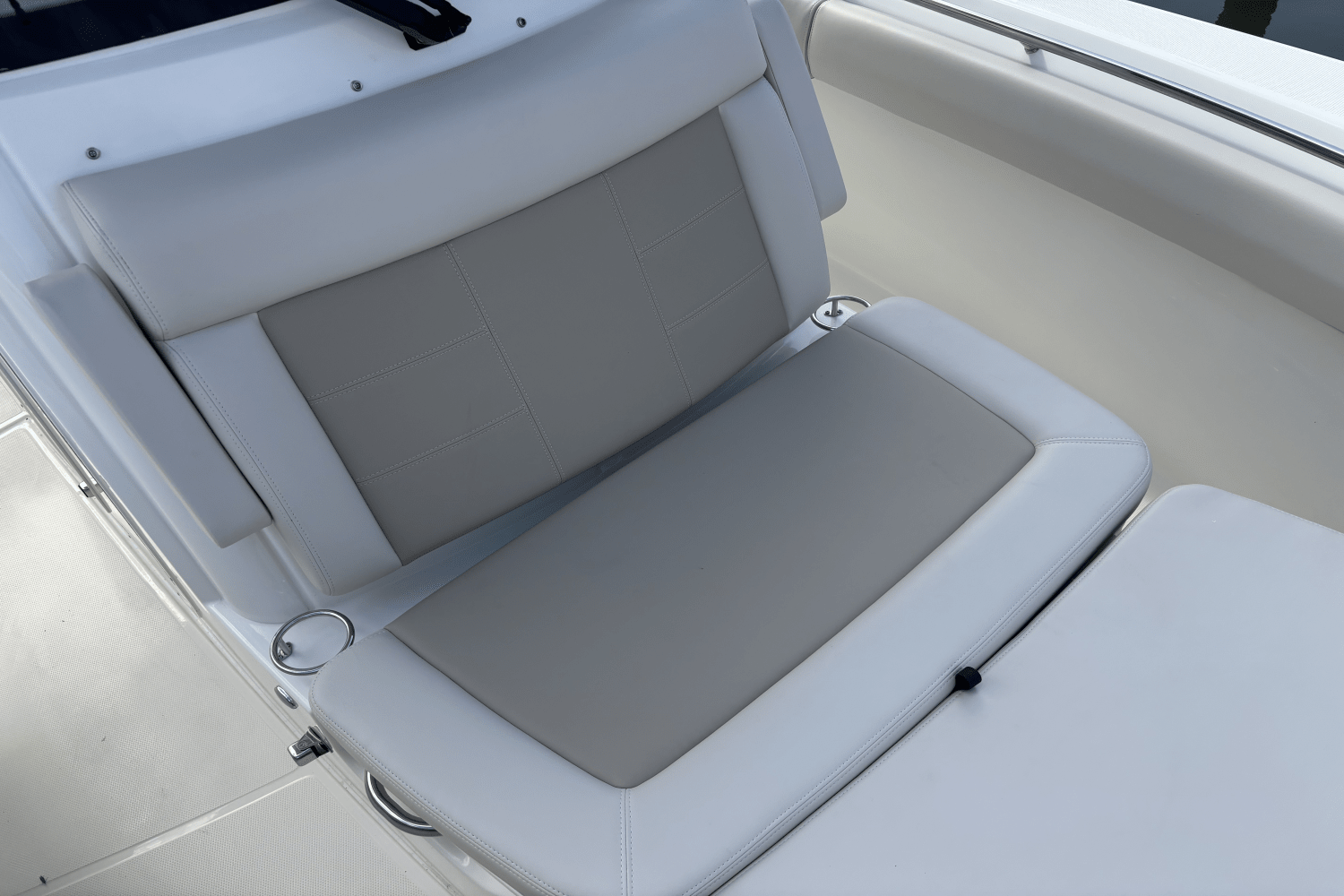 Slide: The Image of Boston Whaler 250 Outrage 2025 - 24