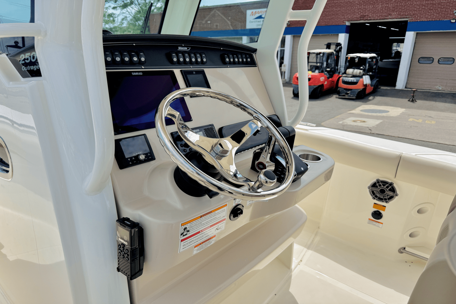 Slide: The Image of Boston Whaler 250 Outrage 2025 - 25