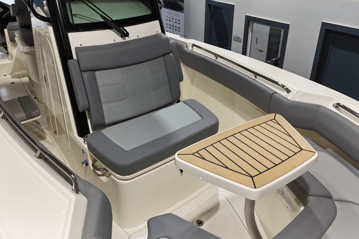 Slide: The Image of Boston Whaler 250 Outrage 2025 - 25