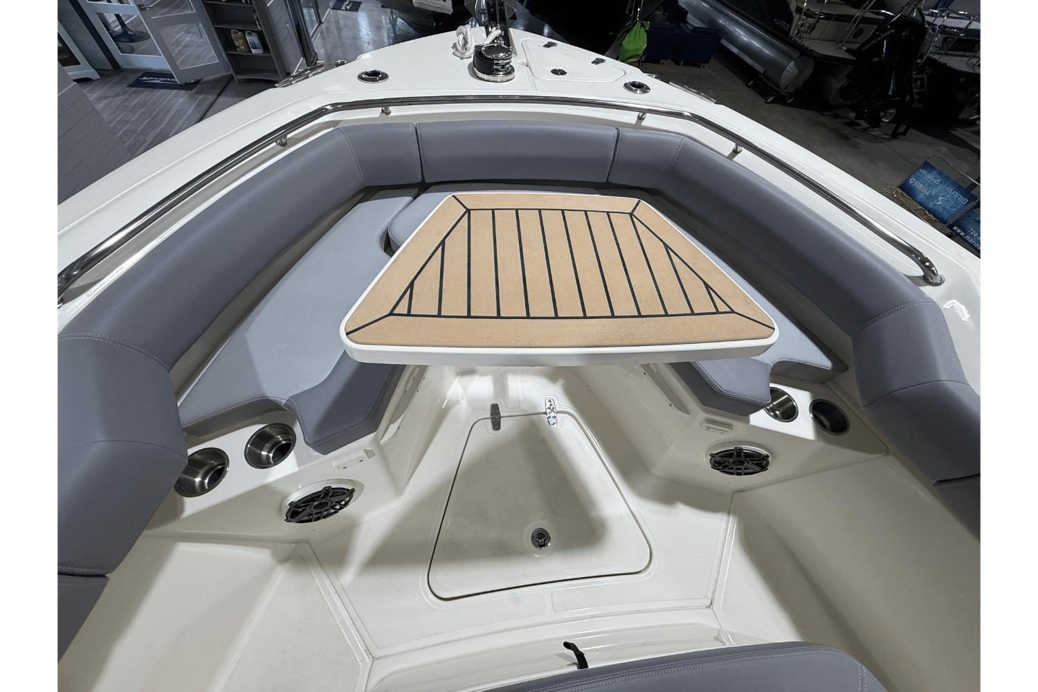 Slide: The Image of Boston Whaler 250 Outrage 2025 - 27