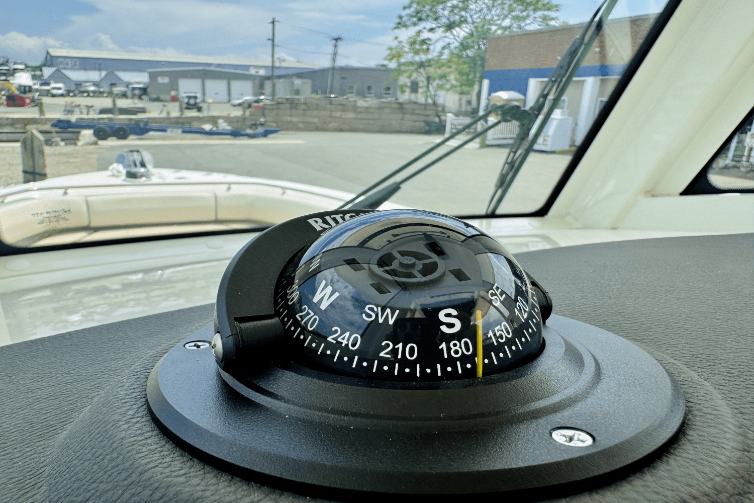 Slide: The Image of Boston Whaler 250 Outrage 2025 - 28