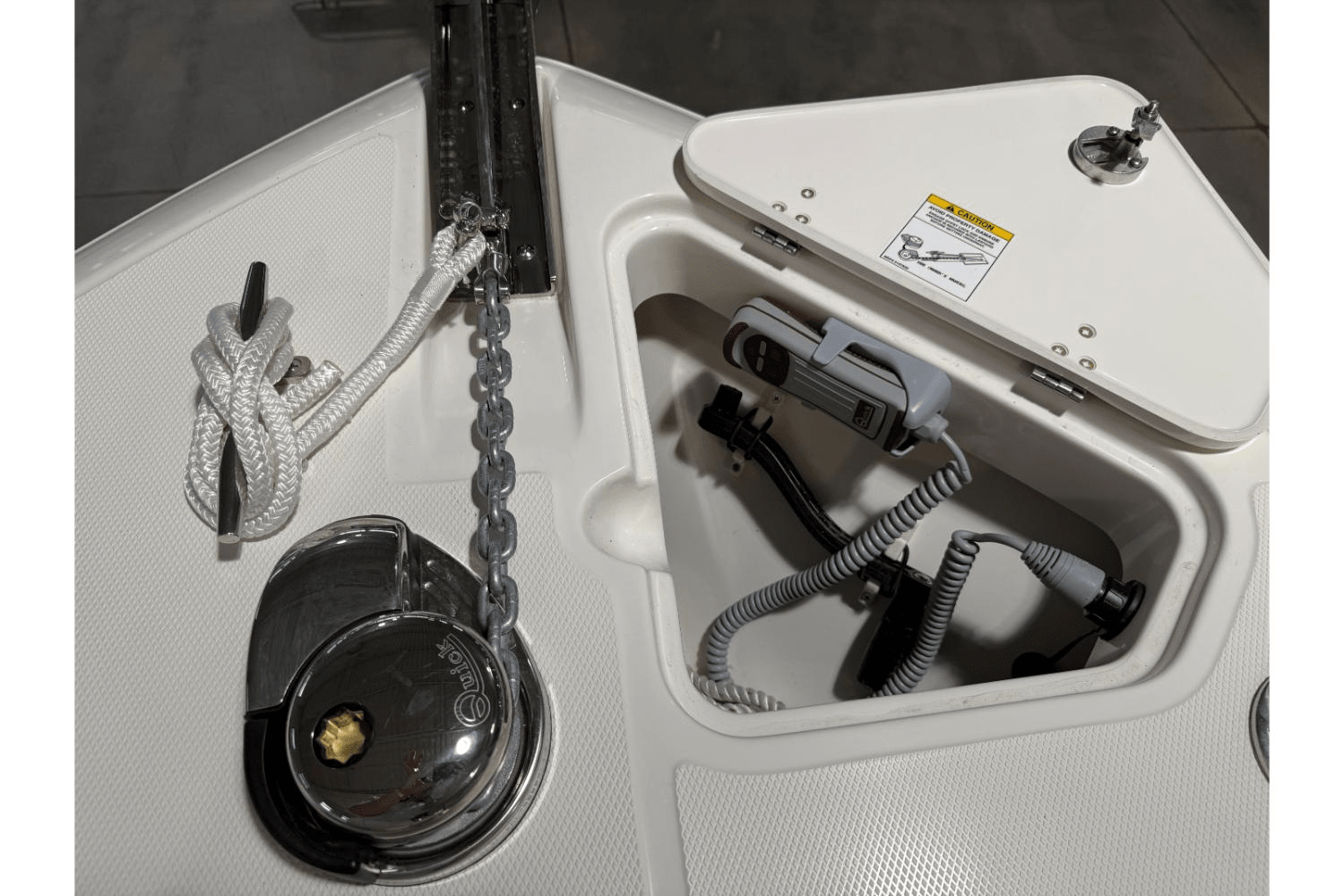 Slide: The Image of Boston Whaler 250 Outrage 2025 - 28