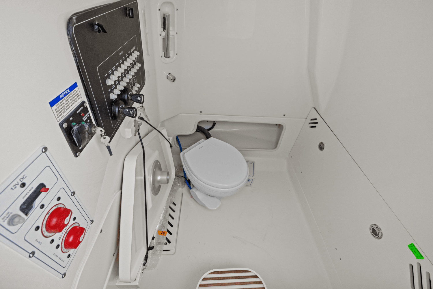 Slide: The Image of Boston Whaler 250 Outrage 2025 - 29