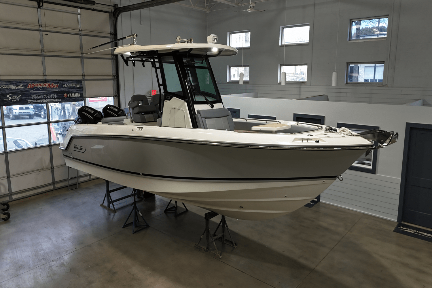 Slide: The Image of Boston Whaler 250 Outrage 2025 - 3