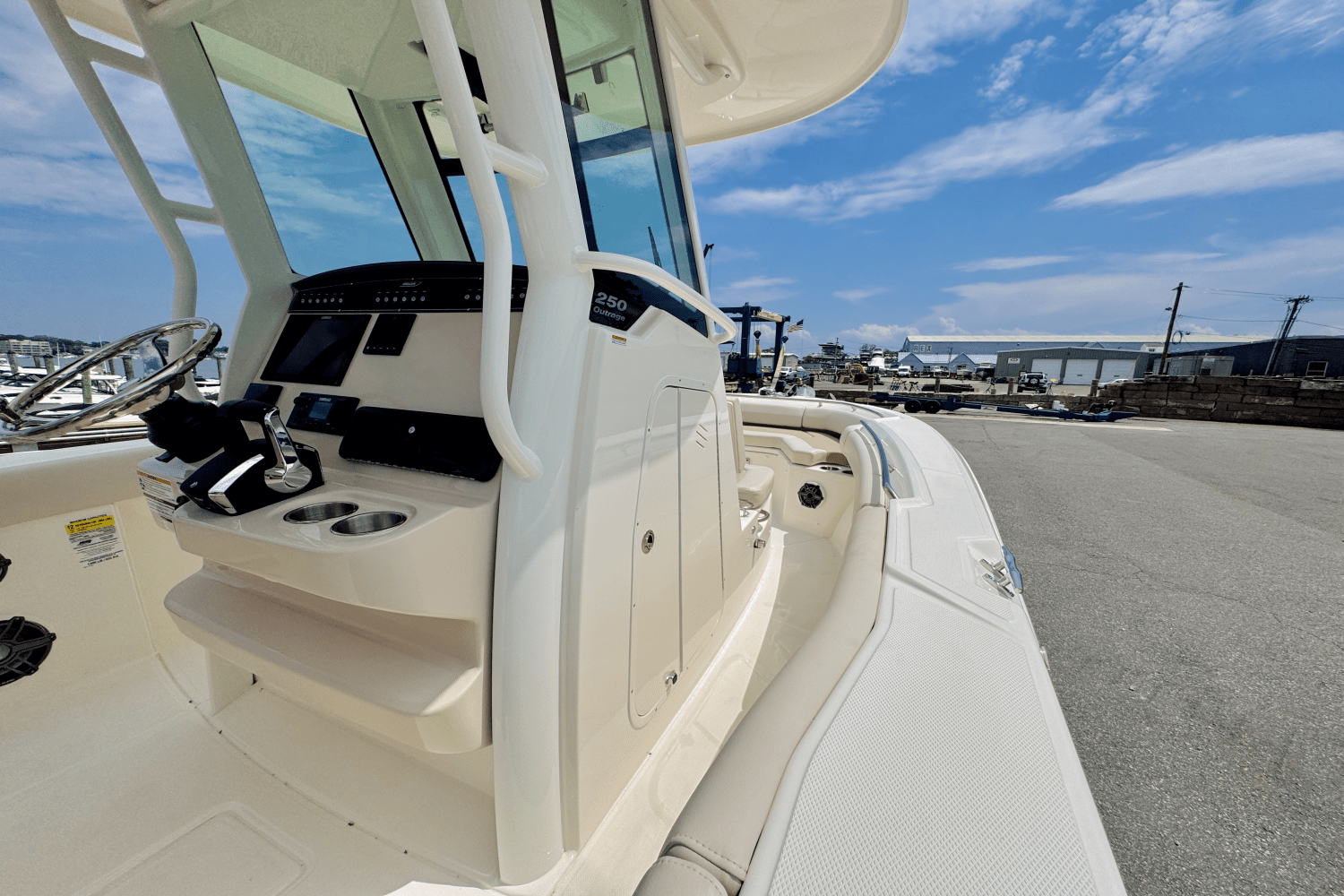 Slide: The Image of Boston Whaler 250 Outrage 2025 - 30