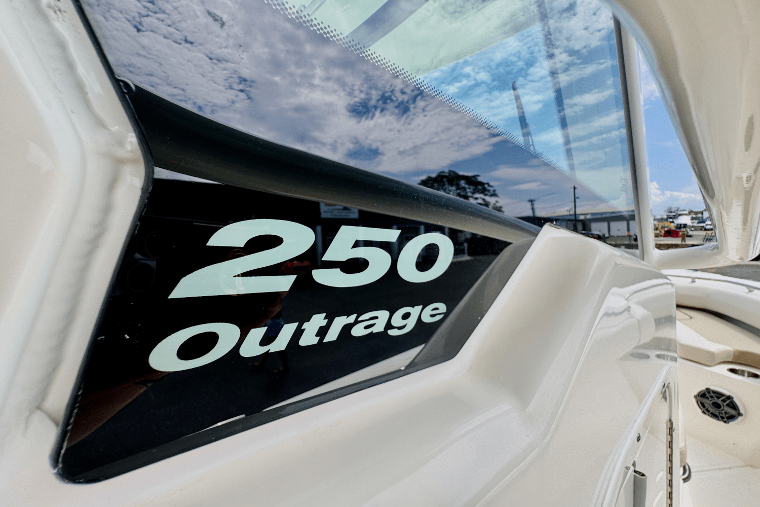 Slide: The Image of Boston Whaler 250 Outrage 2025 - 31