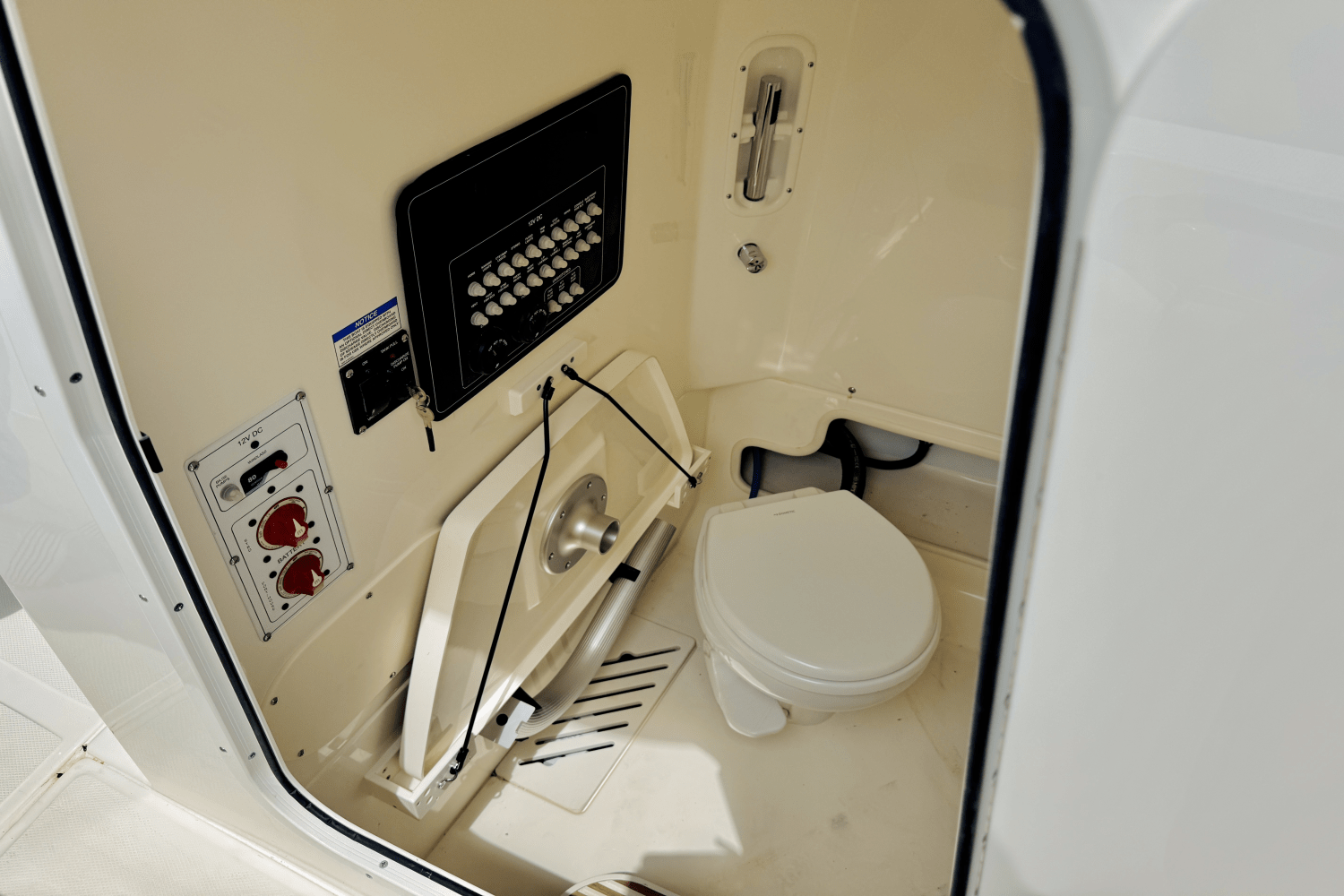 Slide: The Image of Boston Whaler 250 Outrage 2025 - 32