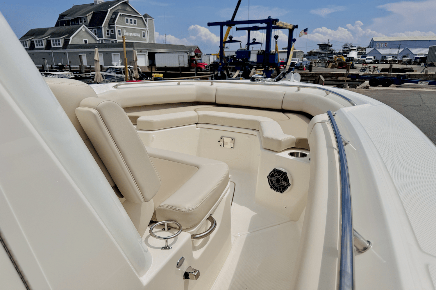 Slide: The Image of Boston Whaler 250 Outrage 2025 - 33