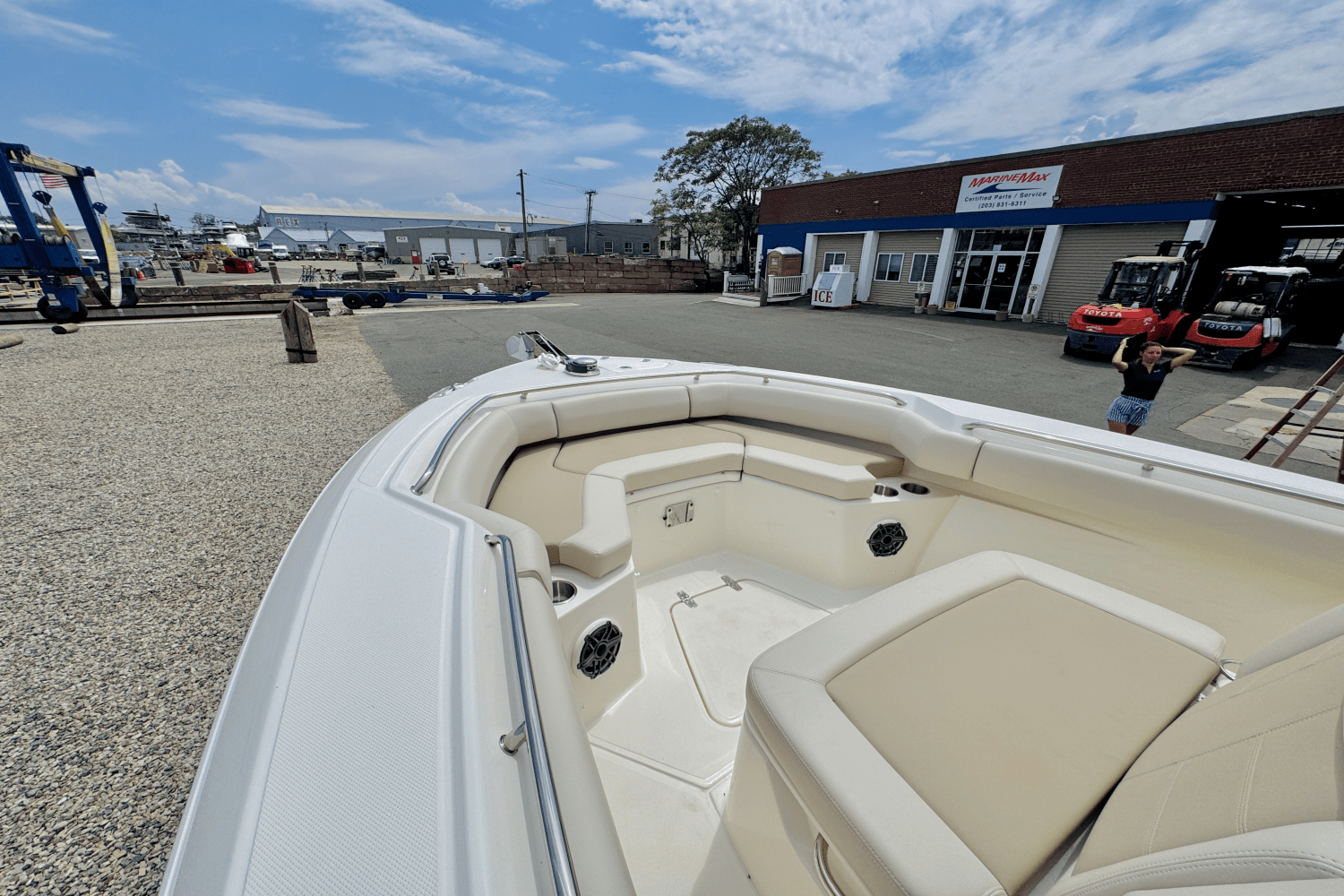 Slide: The Image of Boston Whaler 250 Outrage 2025 - 35