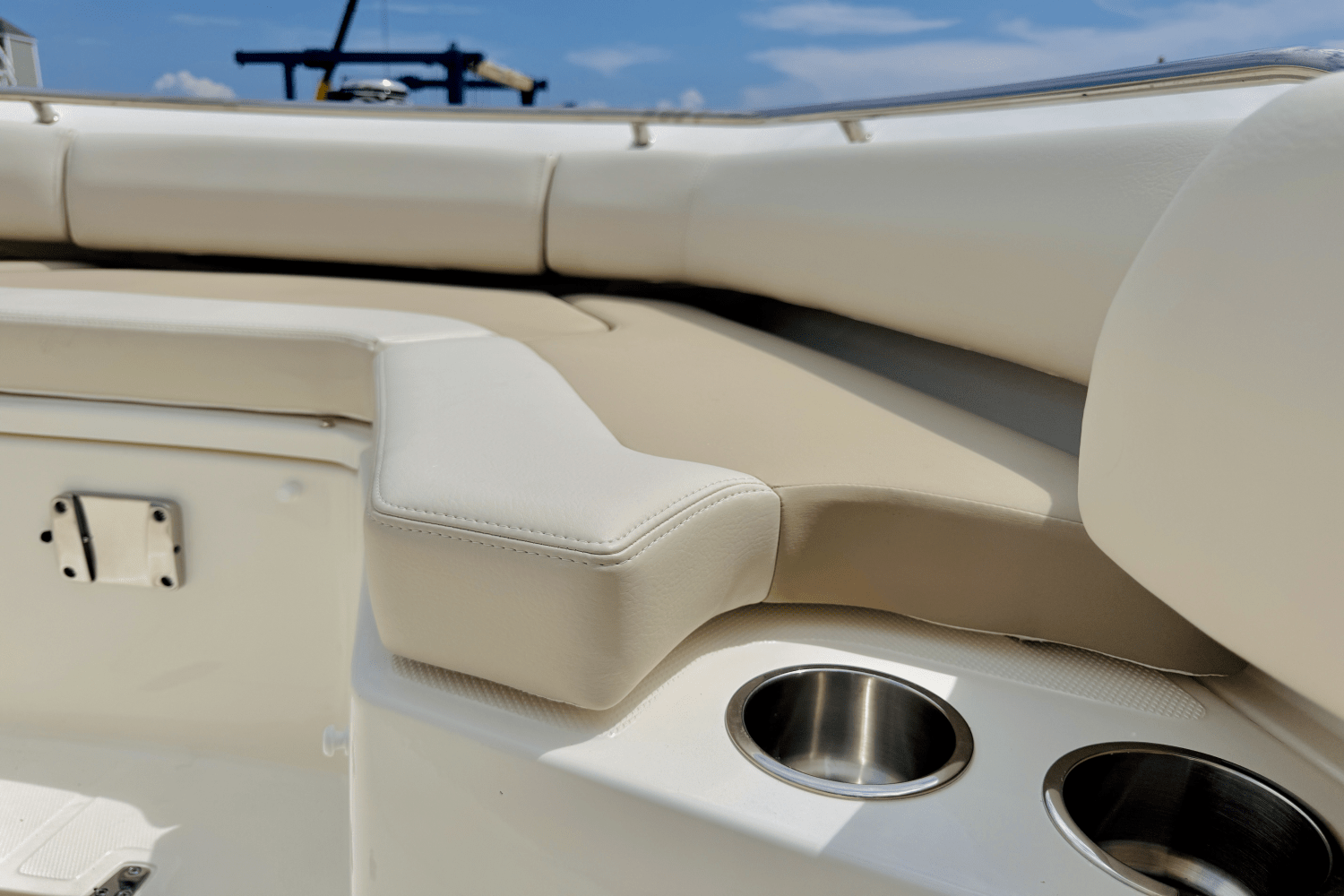 Slide: The Image of Boston Whaler 250 Outrage 2025 - 37