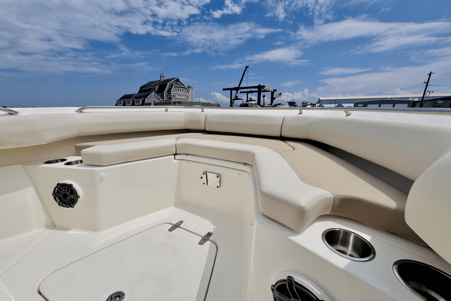 Slide: The Image of Boston Whaler 250 Outrage 2025 - 38