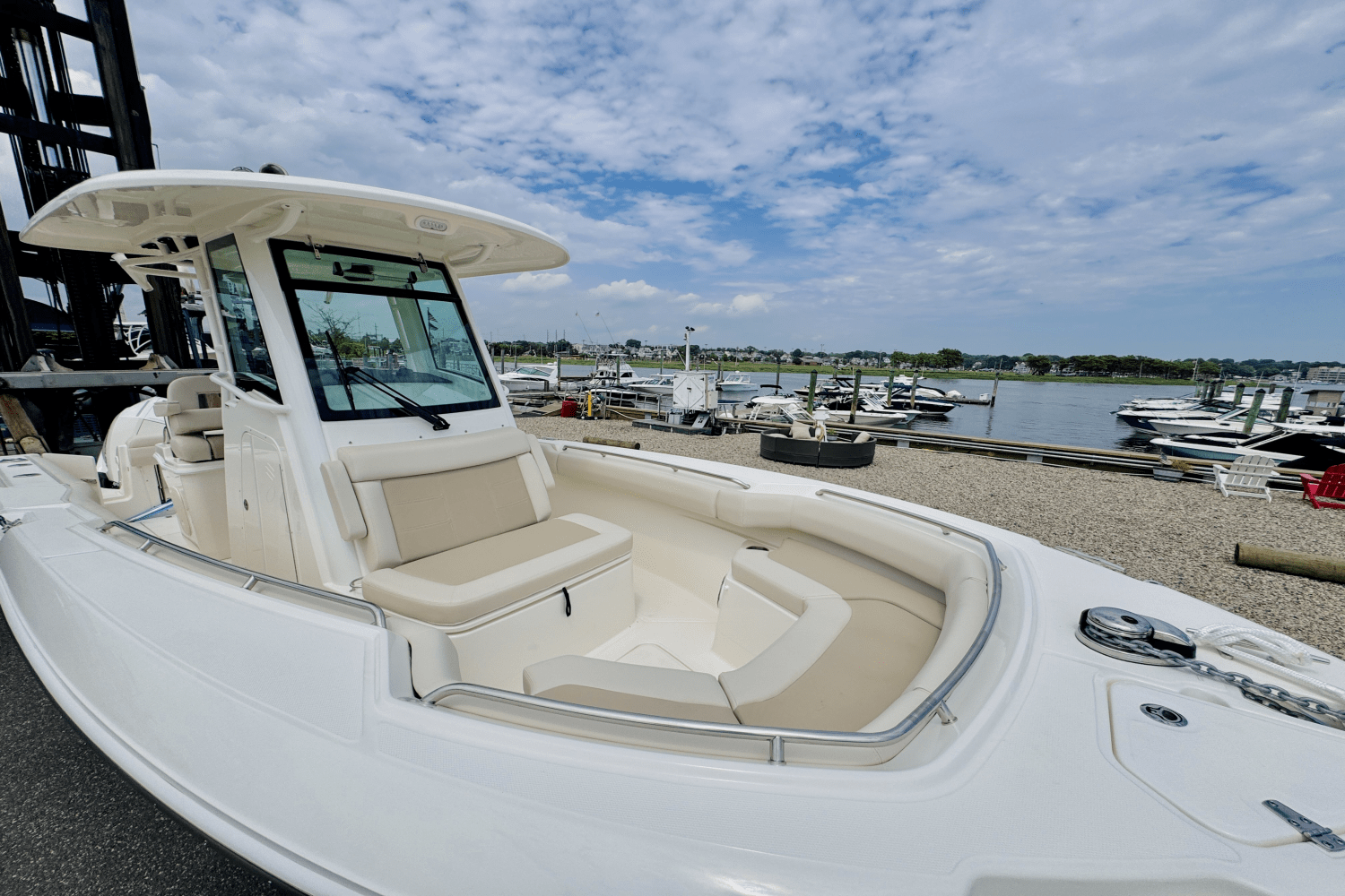 Slide: The Image of Boston Whaler 250 Outrage 2025 - 39