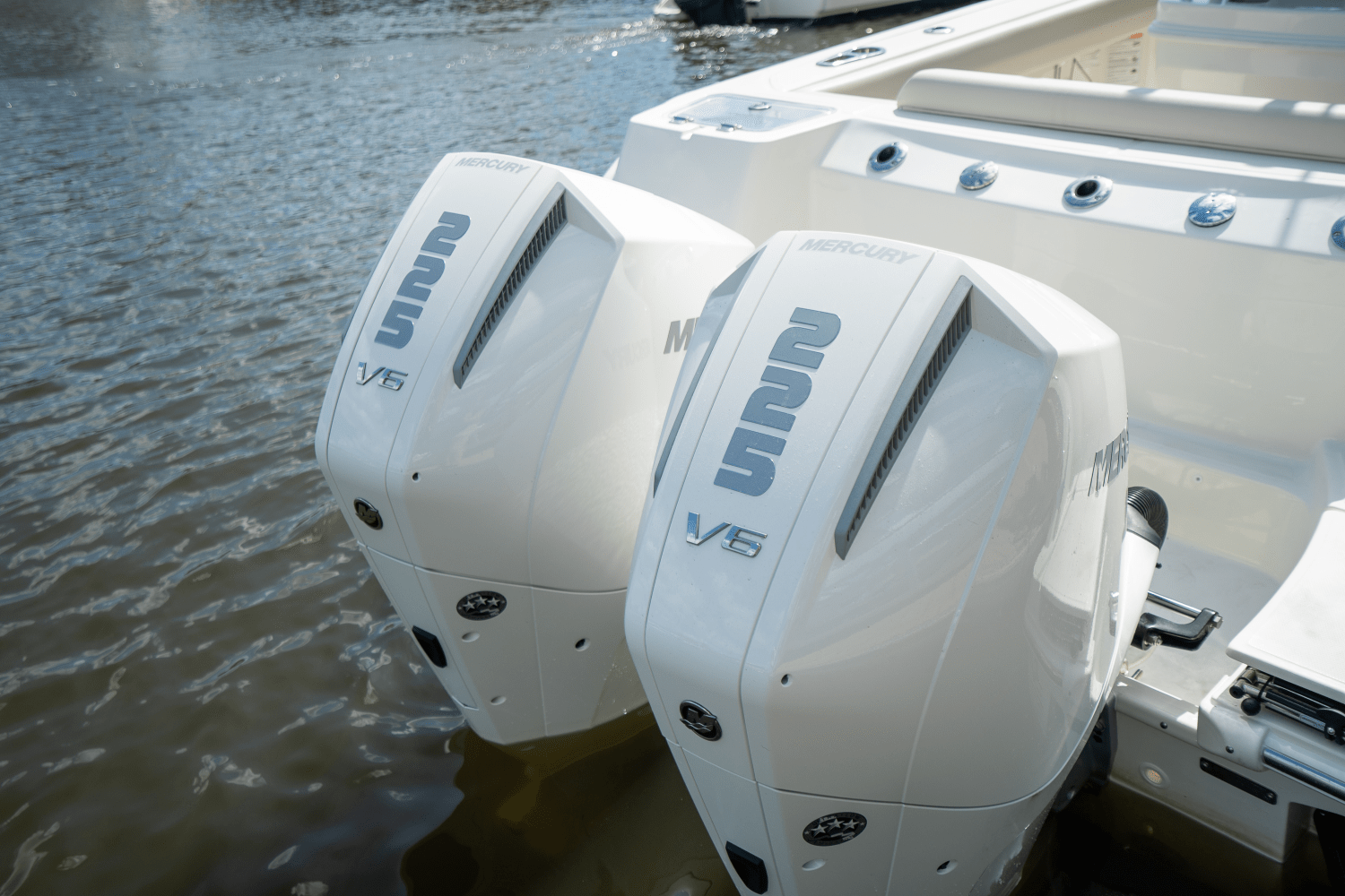Slide: The Image of Boston Whaler 250 Outrage 2025 - 4