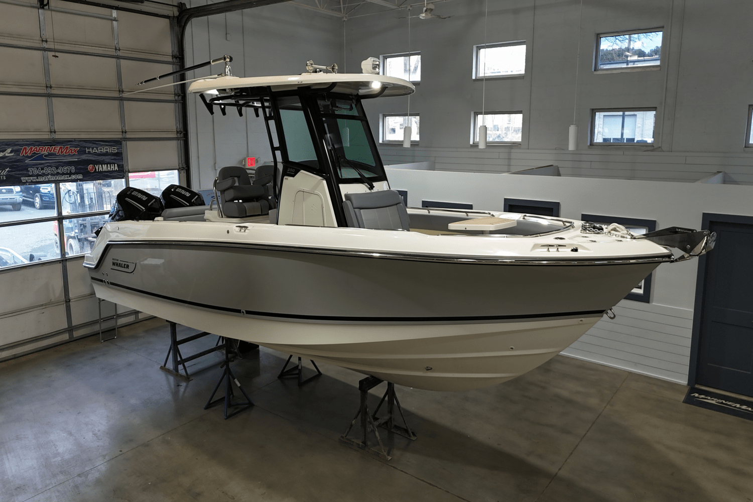 Slide: The Image of Boston Whaler 250 Outrage 2025 - 4