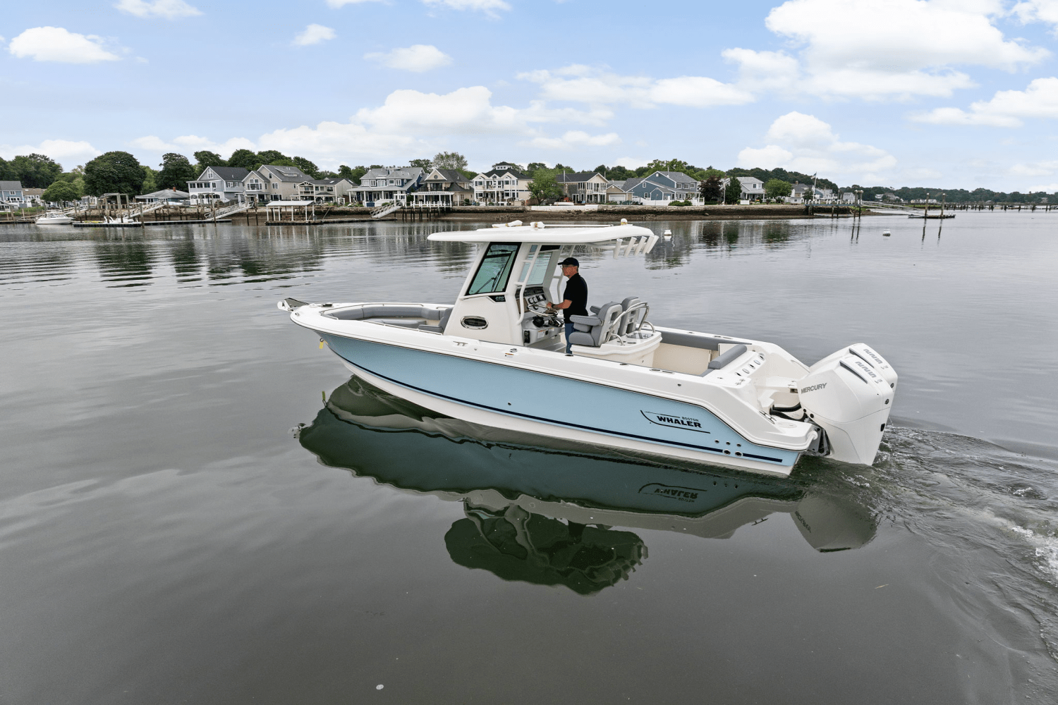 Slide: The Image of Boston Whaler 250 Outrage 2025 - 43