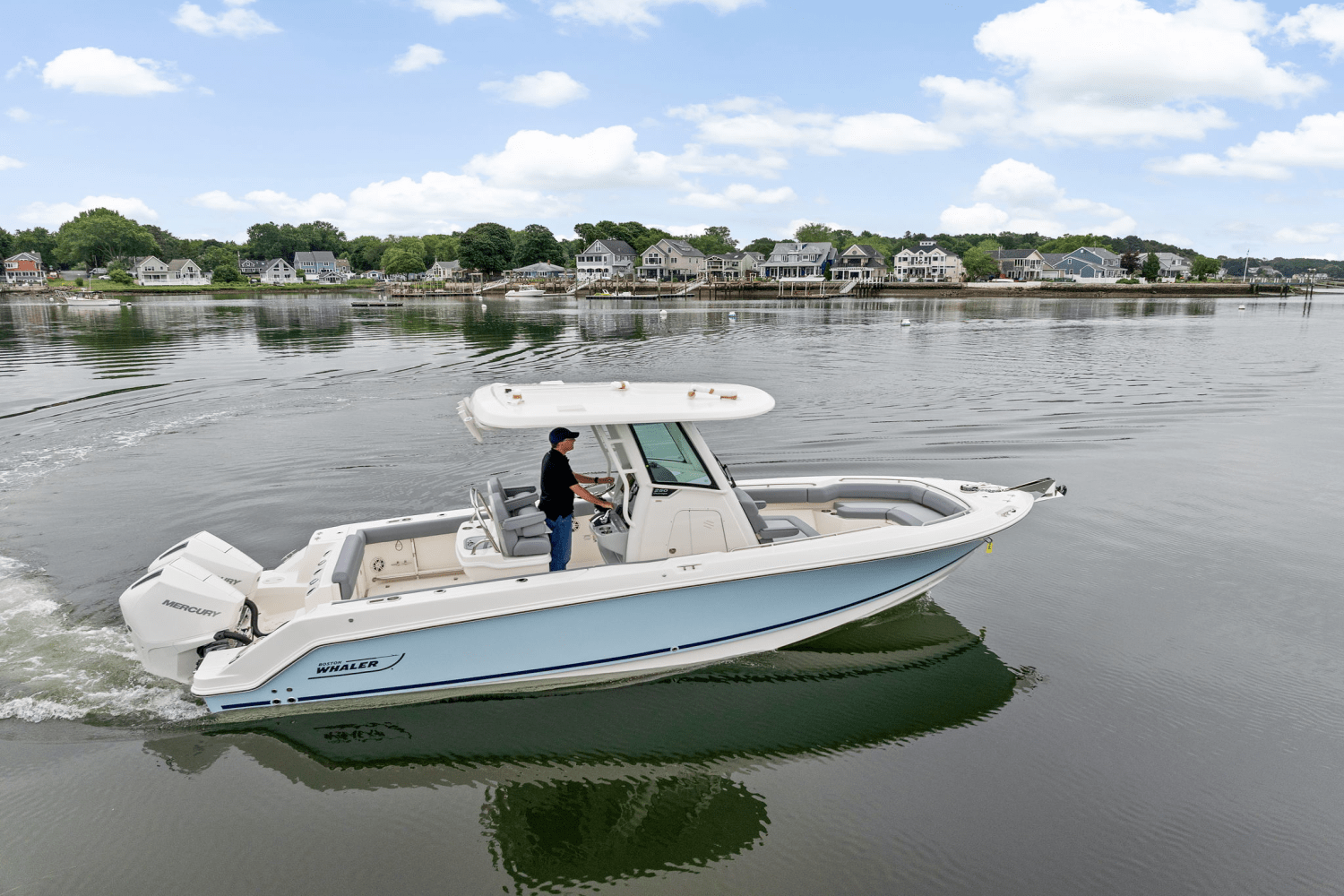 Slide: The Image of Boston Whaler 250 Outrage 2025 - 47