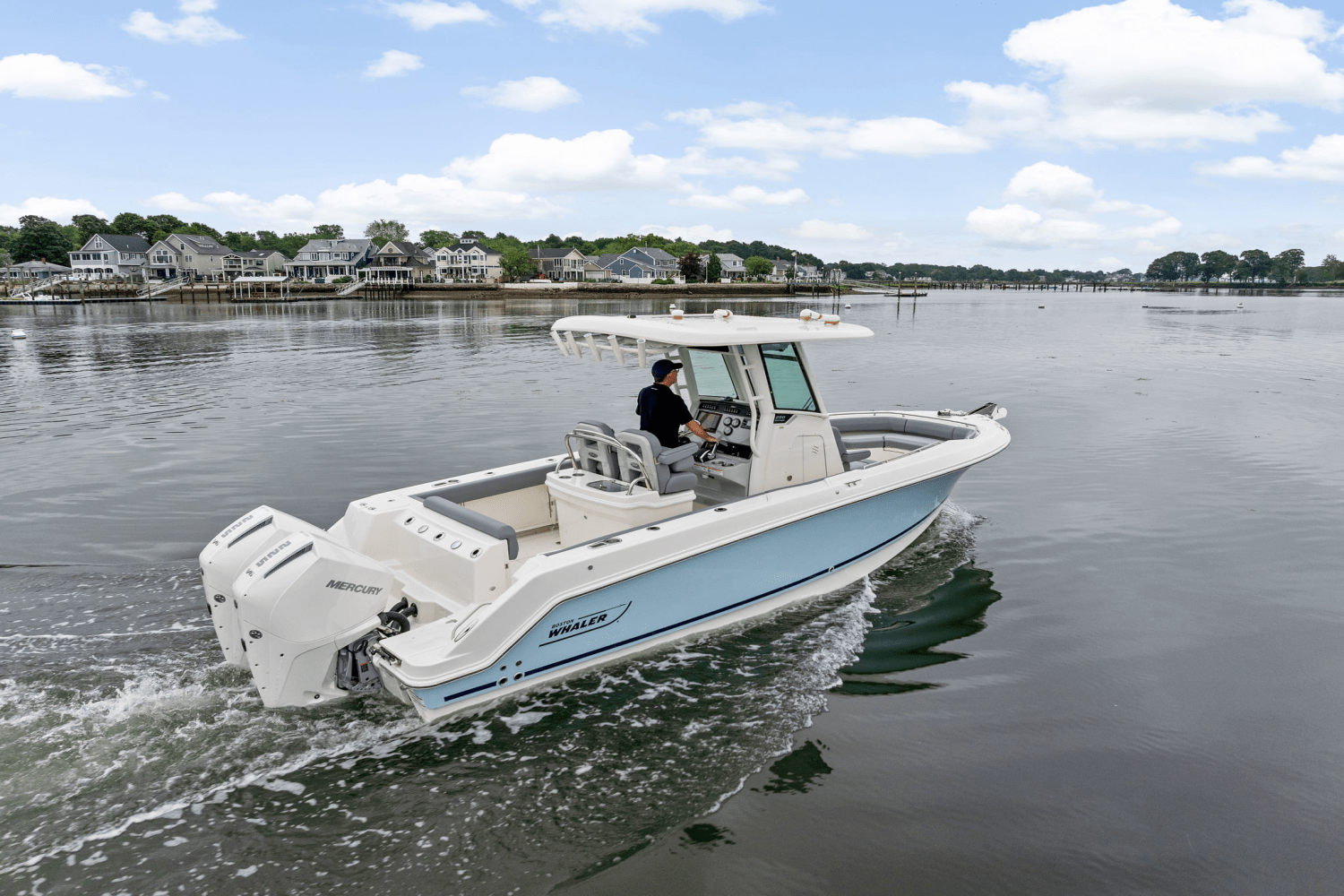 Slide: The Image of Boston Whaler 250 Outrage 2025 - 51