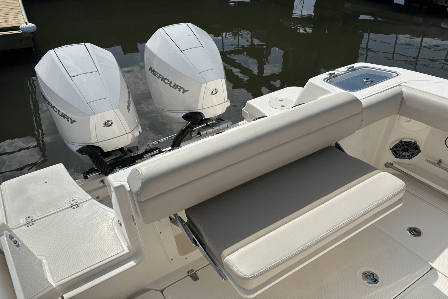 Slide: The Image of Boston Whaler 250 Outrage 2025 - 6