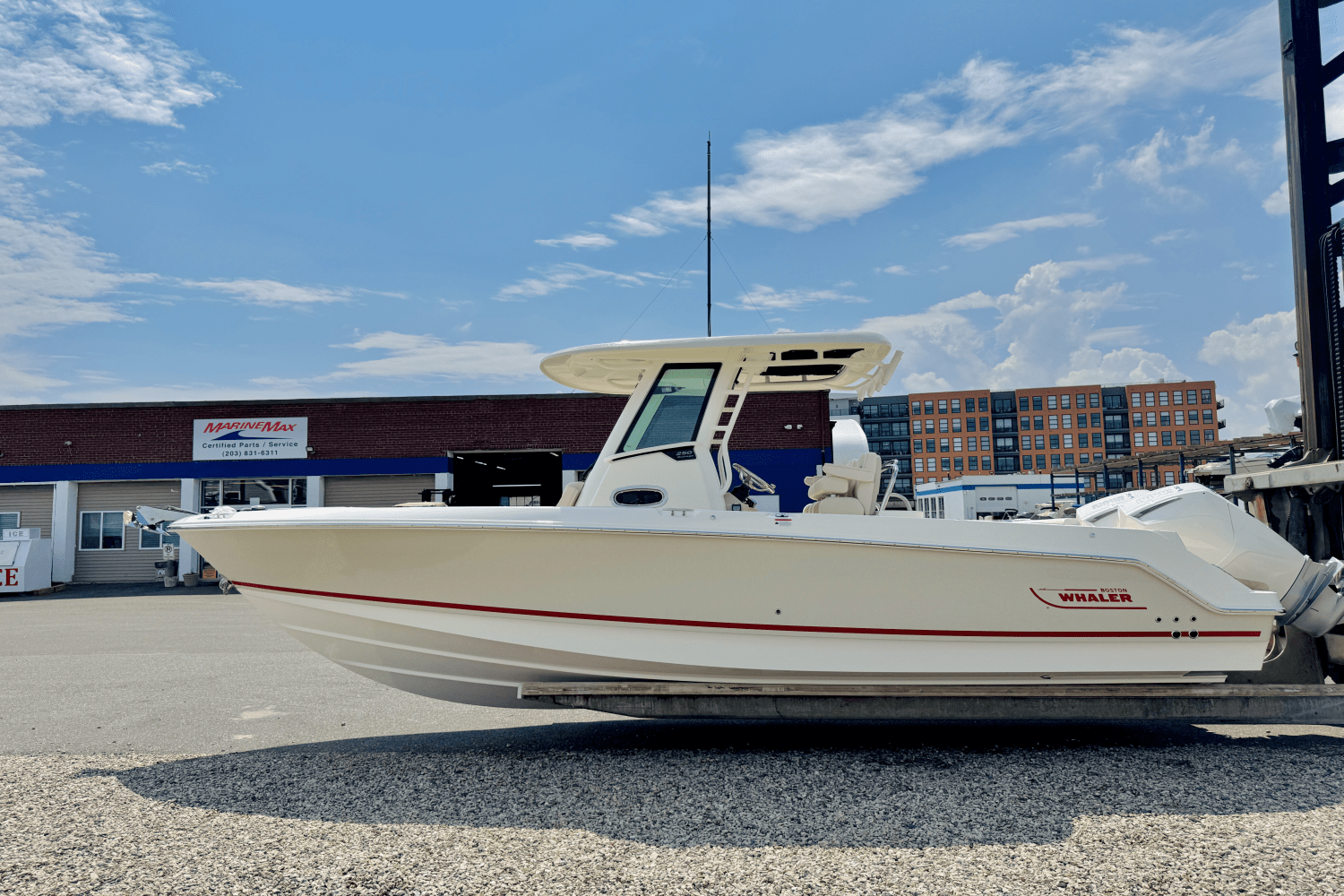 Slide: The Image of Boston Whaler 250 Outrage 2025 - 7