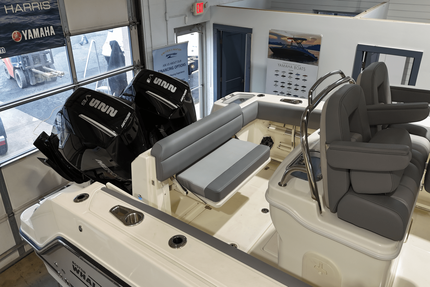 Slide: The Image of Boston Whaler 250 Outrage 2025 - 7
