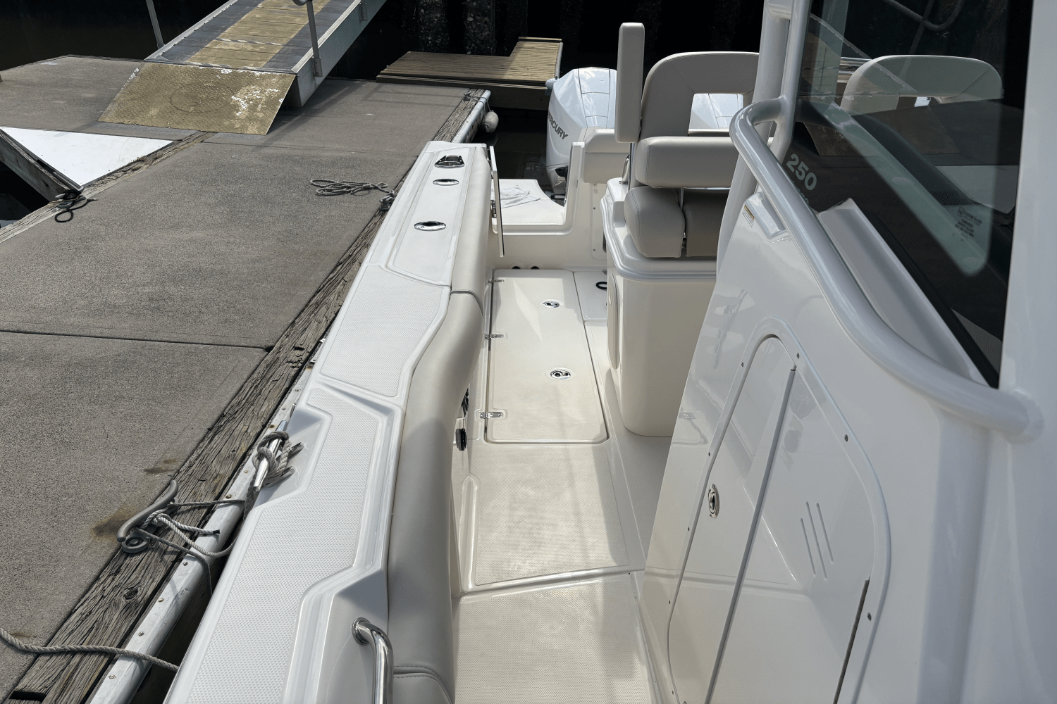 Slide: The Image of Boston Whaler 250 Outrage 2025 - 8