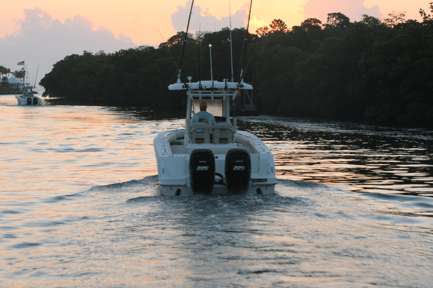 Slide: The Image of Boston Whaler 250 Outrage 2026 - 14