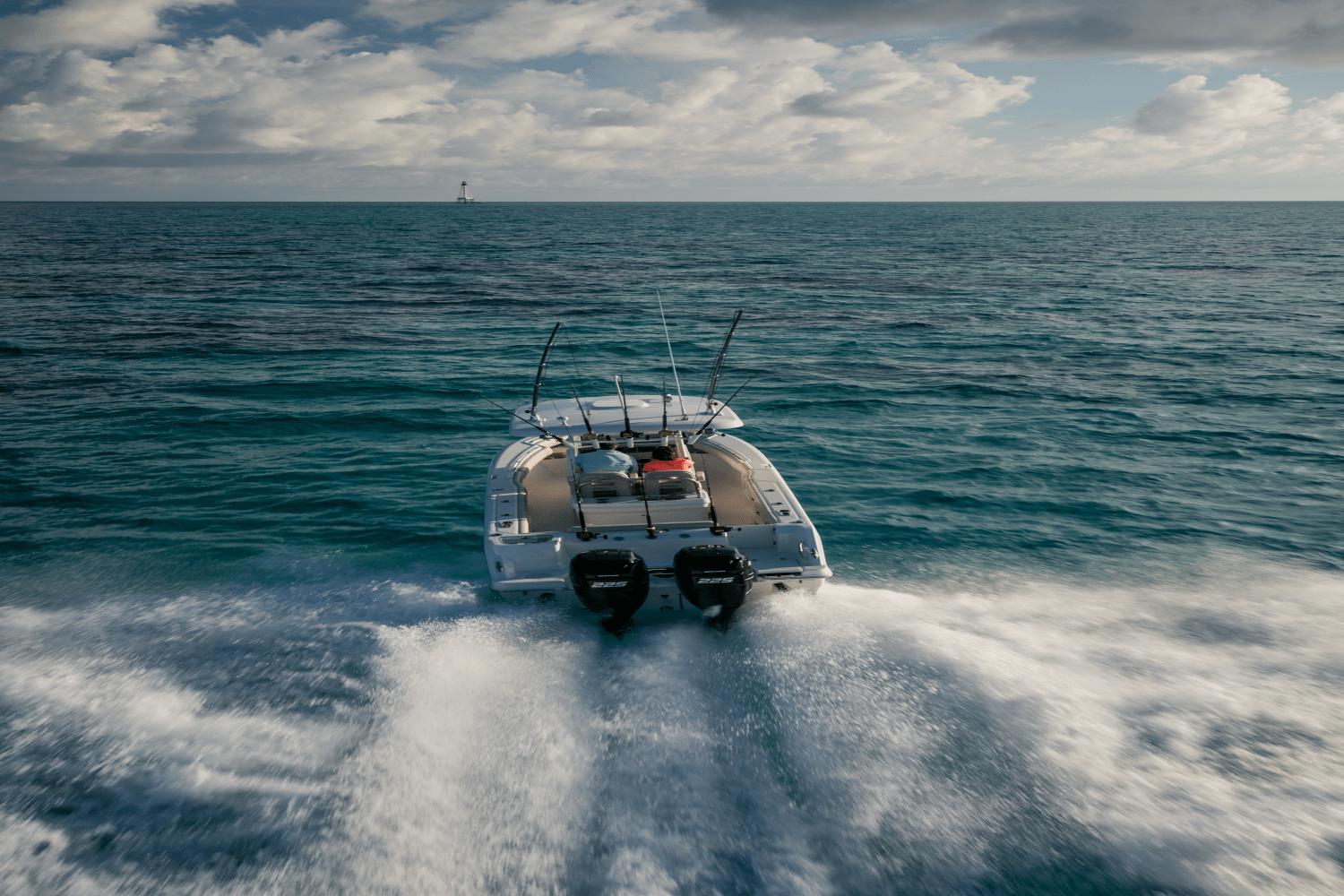 Slide: The Image of Boston Whaler 250 Outrage 2026 - 44
