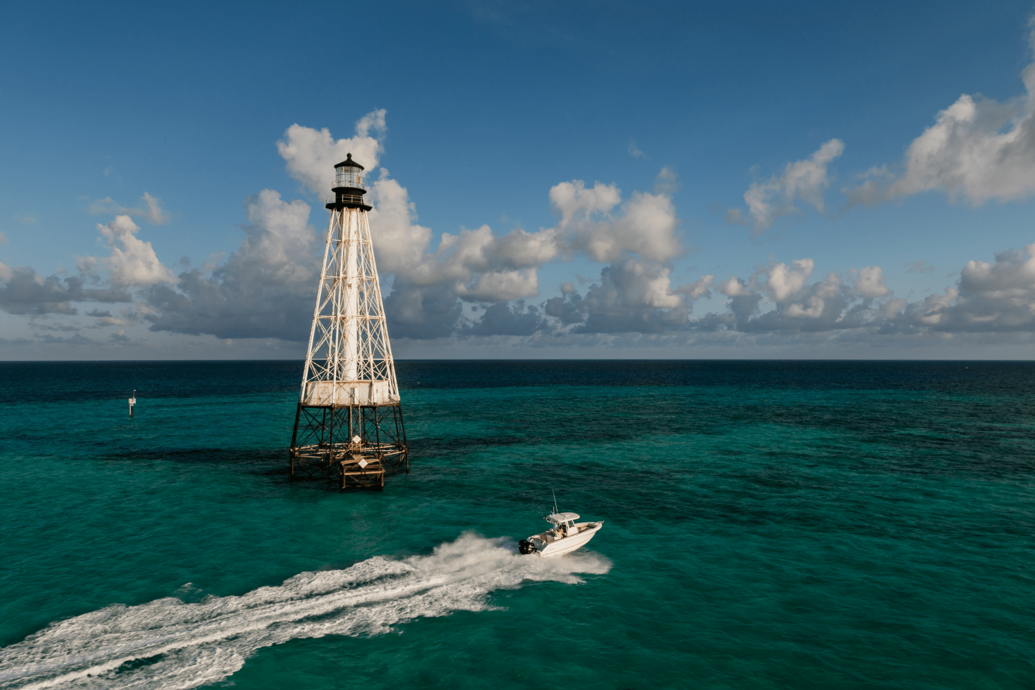 Slide: The Image of Boston Whaler 250 Outrage 2026 - 45