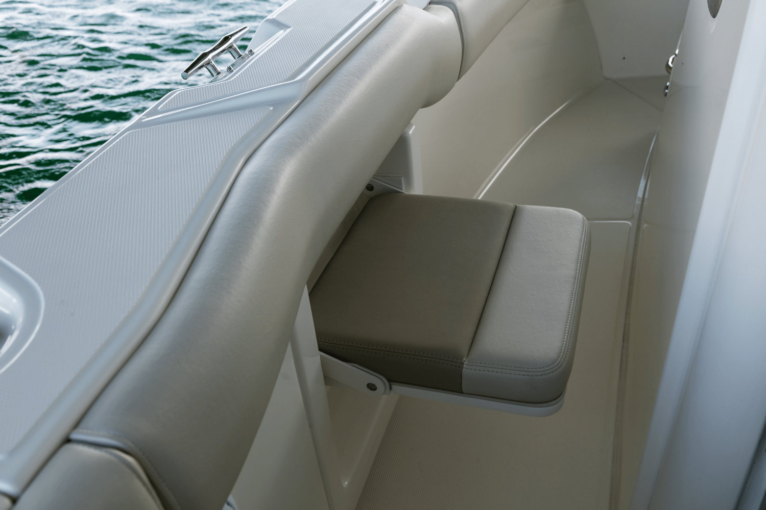 Slide: The Image of Boston Whaler 250 Outrage 2026 - 73