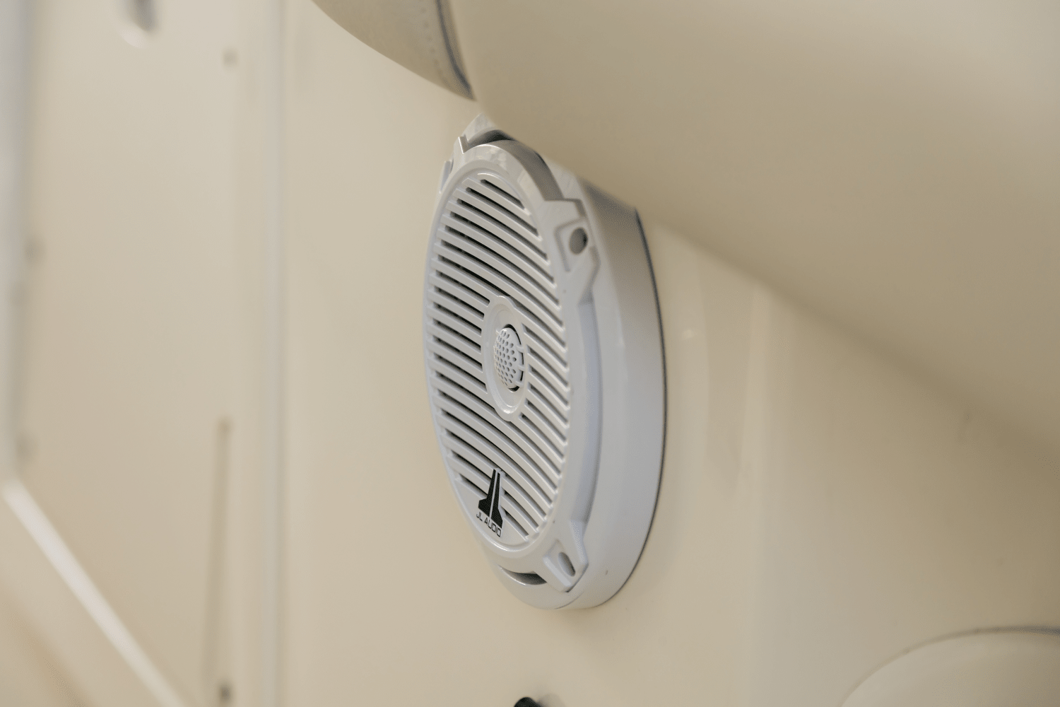 Slide: The Image of Boston Whaler 250 Outrage 2026 - 79