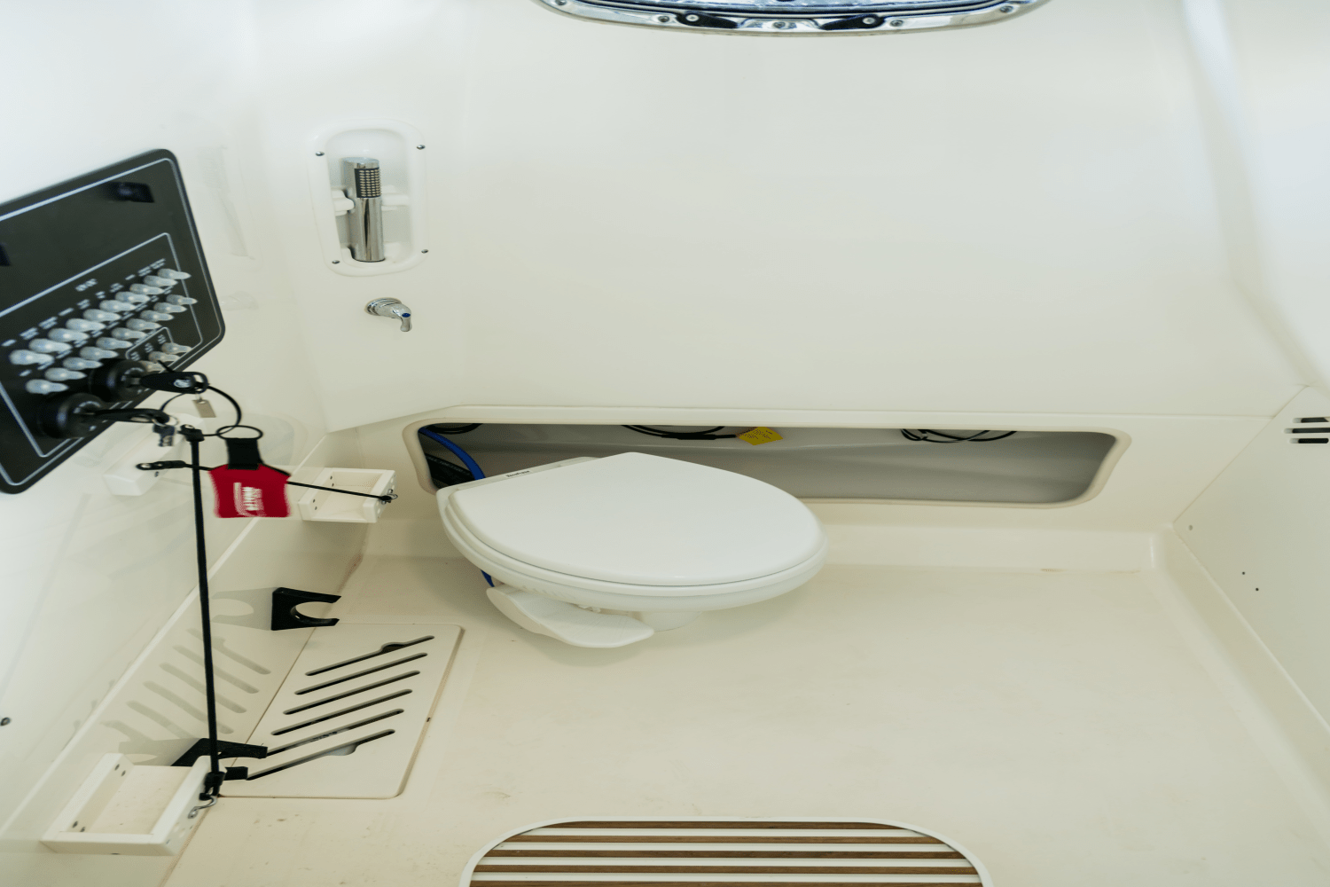 Slide: The Image of Boston Whaler 250 Outrage 2026 - 81