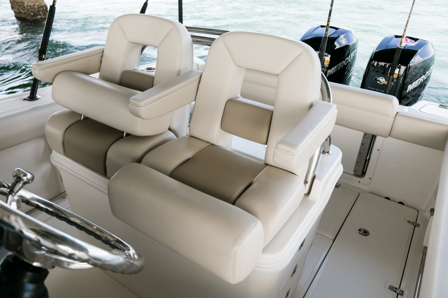 Slide: The Image of Boston Whaler 250 Outrage 2026 - 86