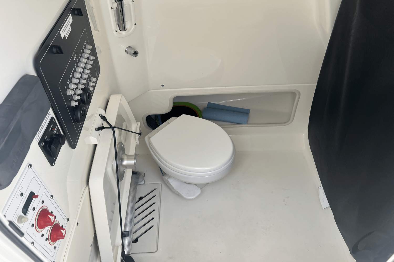 Slide: The Image of Boston Whaler 25 OUTRAGE 2022 - 10
