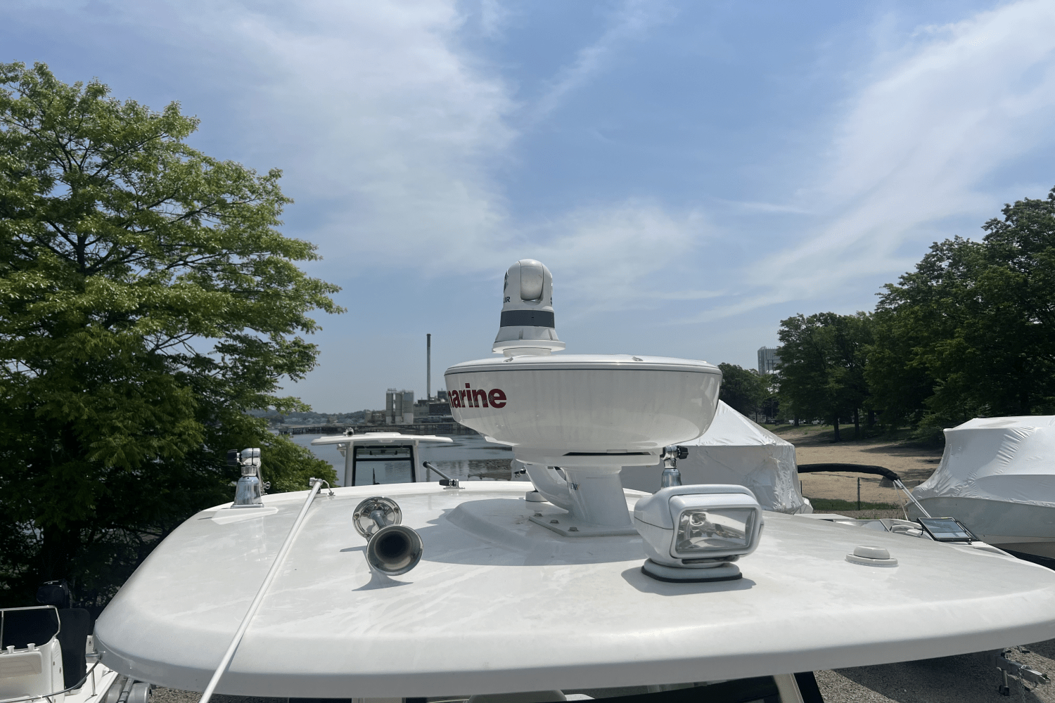 Slide: The Image of Boston Whaler 25 OUTRAGE 2022 - 13